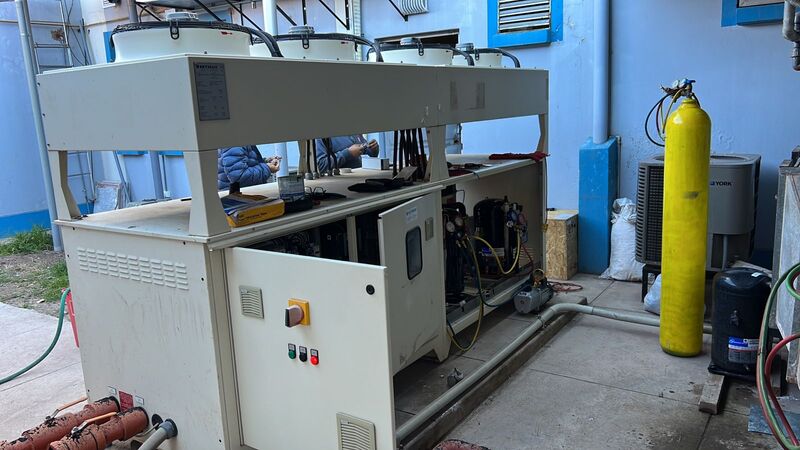 Equipo de enfriamiento registrado en la galería de trabajos de chillers de J.L. Boggio S.A.C, Ingeniería