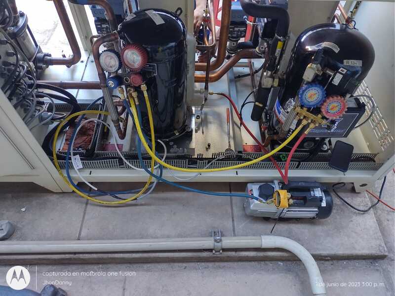 Componentes frigoríficos e instrumentación durante un trabajo en un sistema chiller